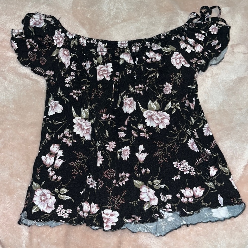 Soft and sexy American eagle off the shoulder short sleeve! Size XS